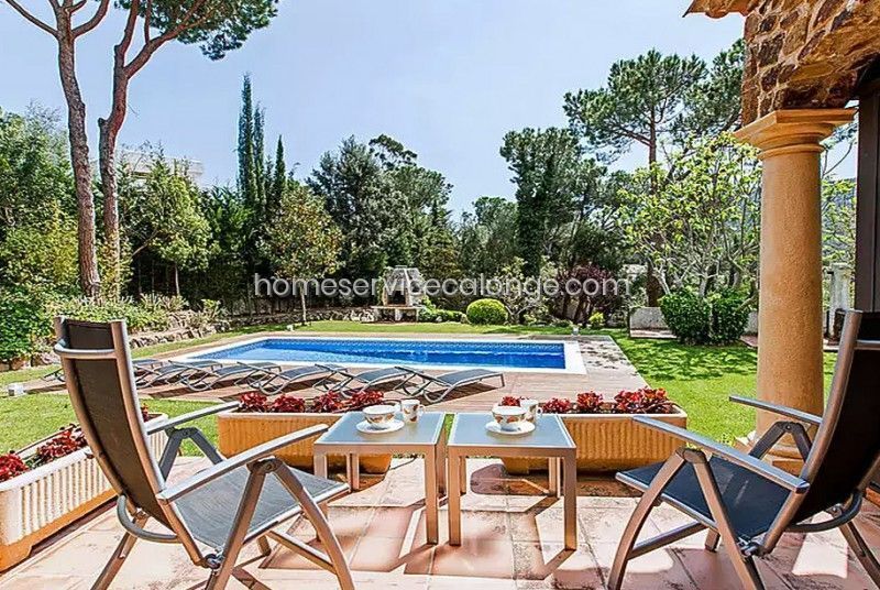 Terrassa amb piscina d'una casa de lloguer de vacances a la Costa Brava
