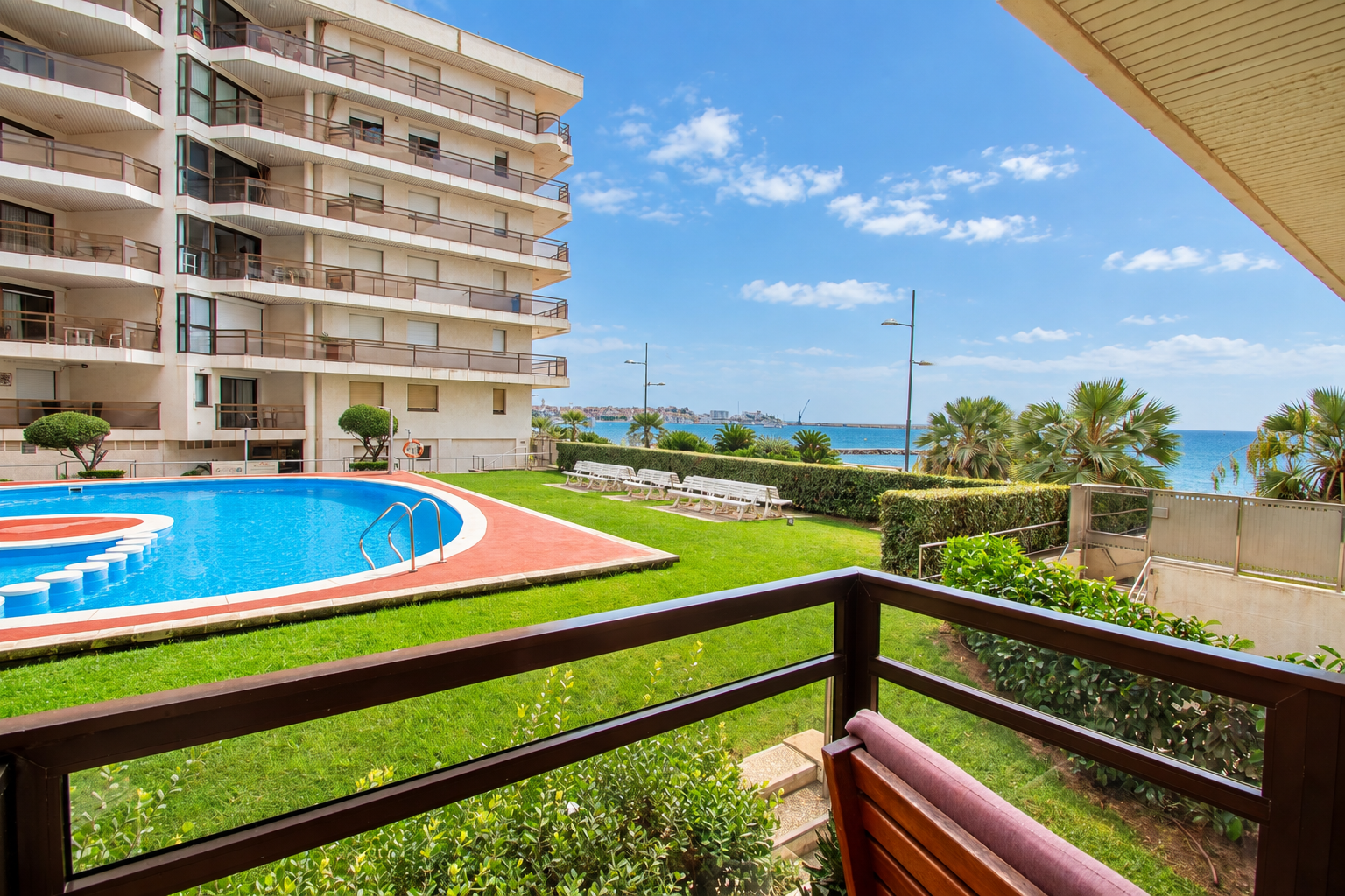 Despertar davant del mar: planta baixa amb terrassa, vistes a Palamós, parking per 2 cotxes i traster