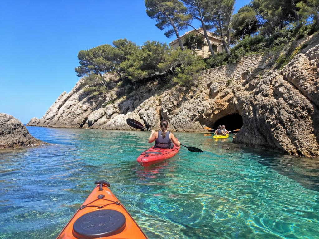 Caiacs navegant per cales d'aigua turquesa a la Costa Brava